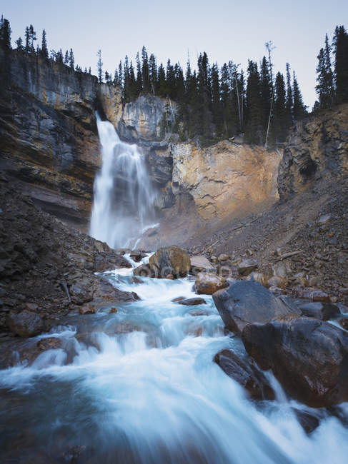 Panther Falls si tuffa oltre la scogliera a Banff — Foto stock
