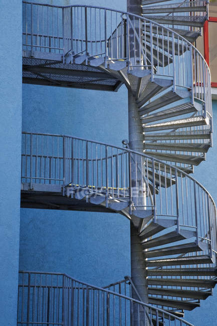 Спиральная стальная лестница — стоковое фото