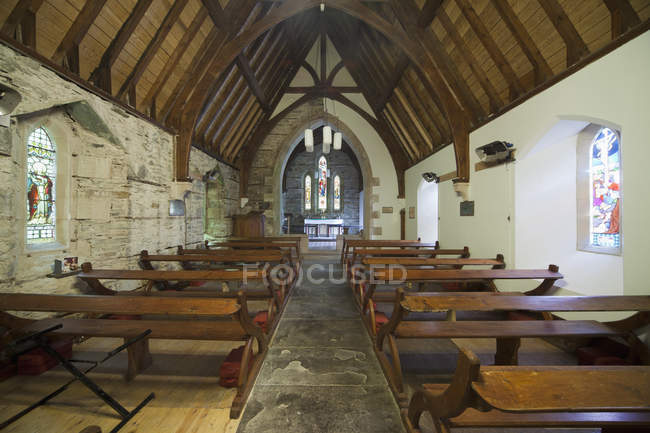 Деревянные скамейки внутри церкви — стоковое фото