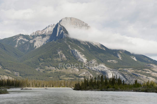 Lago e le montagne rocciose — Foto stock
