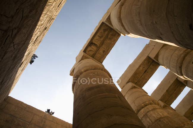 Columnas masivas en templos de Karnak - foto de stock