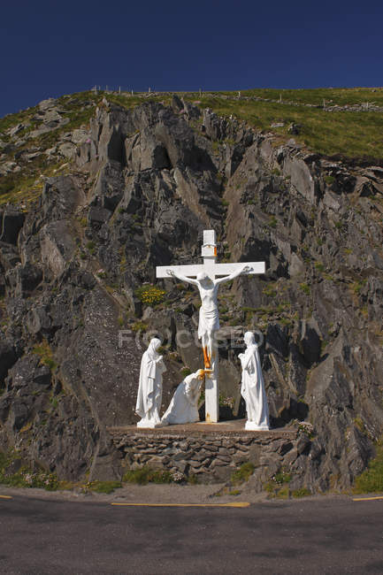Holy Cross On The Side Of Road — Stock Photo