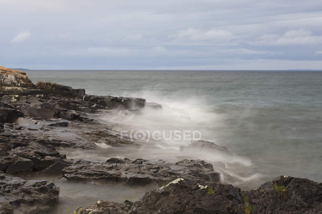Agua brumosa en el lago Superior - foto de stock