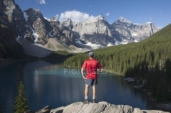 Мужчина, стоящий на скале — стоковое фото