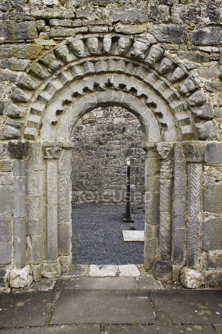 Gewölbter Eingang zur Kirche — Stockfoto