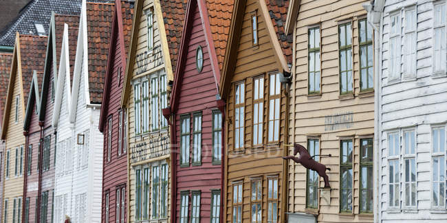 Maisons colorées en rangée — Photo de stock