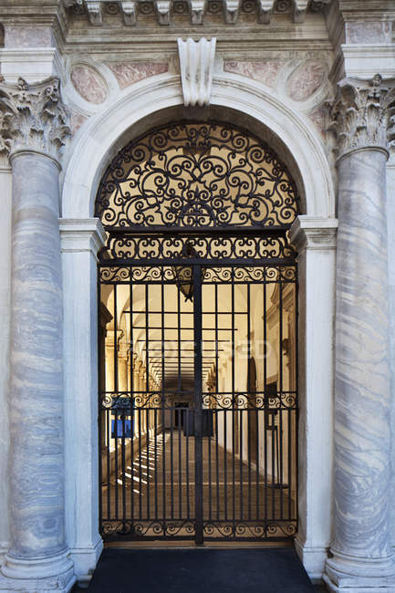 Porta con porta decorativa — Foto stock