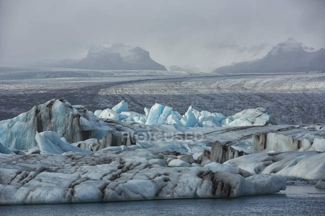 Glacial lagoon is full of icebergs — Stock Photo