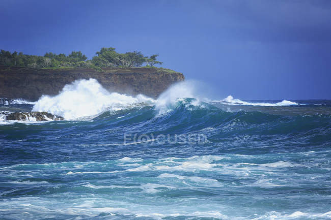 Surf колотить берега північному регіоні Kohala — стокове фото