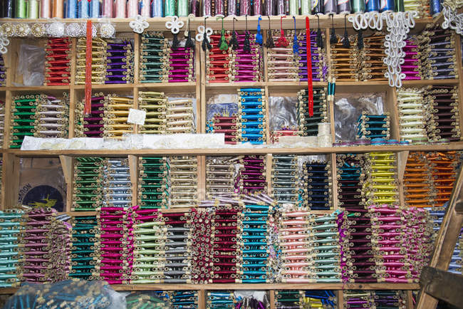 Esposizione attraente di fili in deposito locale, Chefchaouen, Marocco — Foto stock