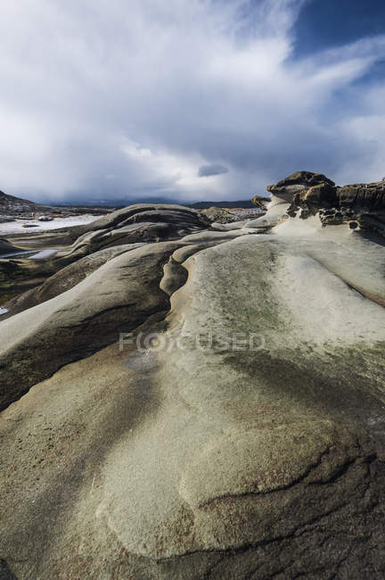 Spiaggia rocciosa con pietre — Foto stock