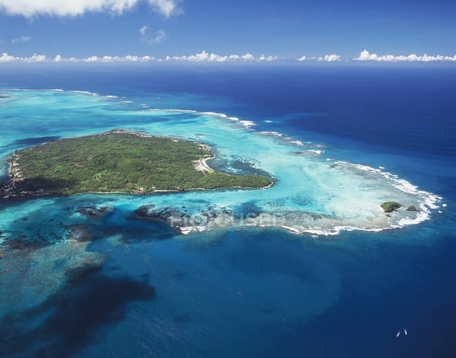 Vista aérea de la pequeña isla - foto de stock
