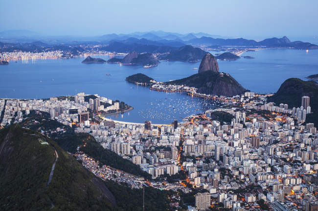 El atardecer cae en Río de Janeiro - foto de stock