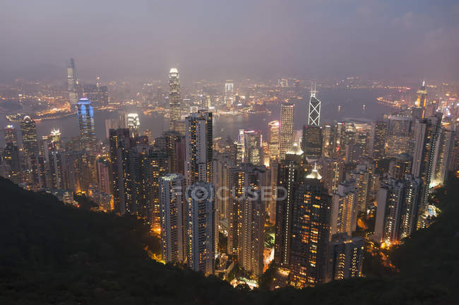 Isla de Hong Kong por la noche - foto de stock