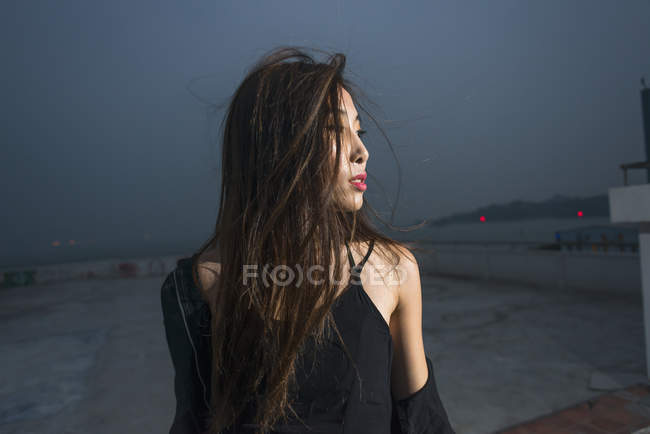 Modelo feminino jovem em um telhado à noite, sensação fresca e de moda; Xiamen, Fujian, China — Fotografia de Stock
