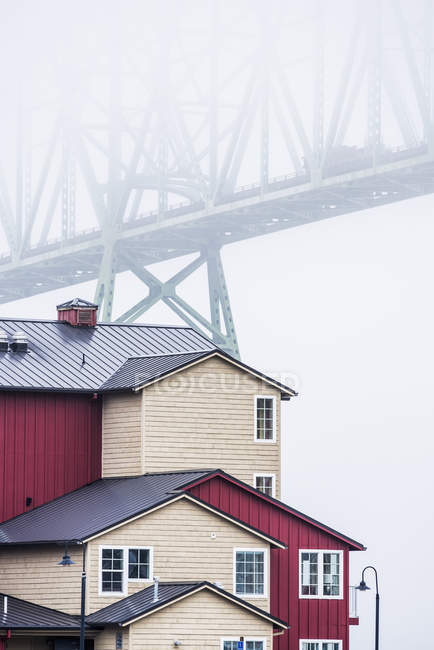 Puente desaparece en la niebla - foto de stock