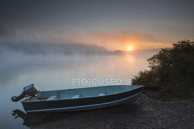 Sun rises through fog over Kvichak River — Stock Photo