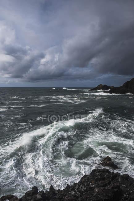 Surf breaks na tarde tempestuosa — Fotografia de Stock