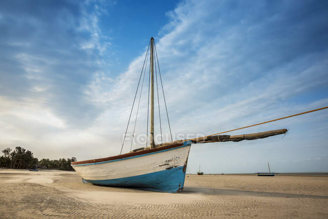 Dhow on beach during low tide — Stock Photo