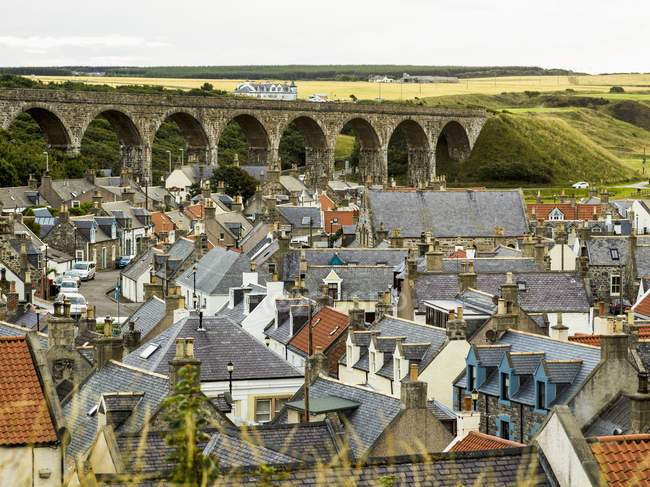 Rooftops of houses and bridge — Stock Photo