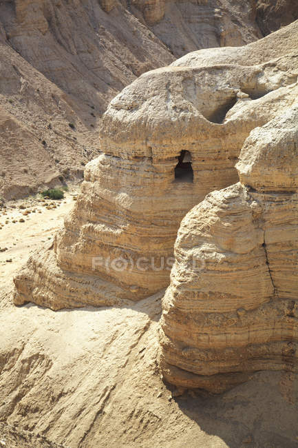 Grottes sur les falaises dans les rochers — Photo de stock