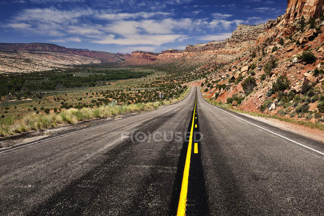 Autostrada che si estende in lontananza — Foto stock