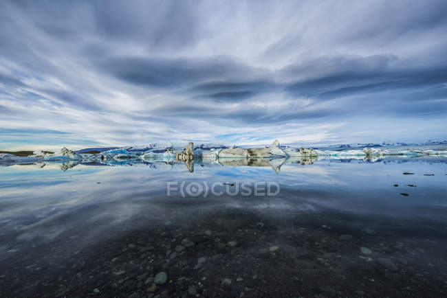 Los icebergs de la laguna de hielo - foto de stock