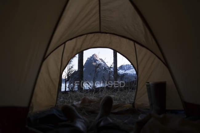Вид изнутри палатки — стоковое фото