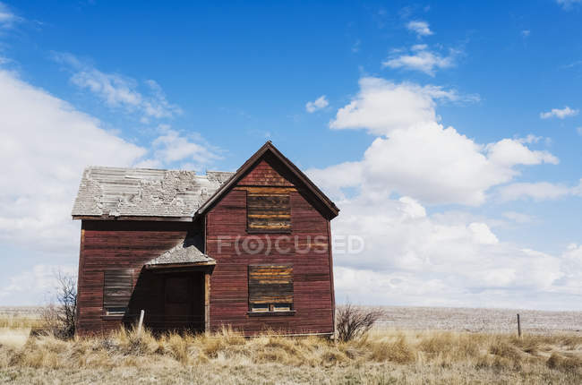 Farmhouse on Alberta prairies — Stock Photo