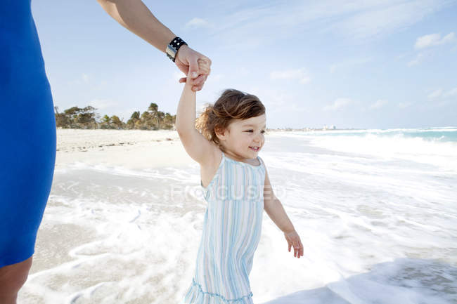 Jeune enfant à la découverte de la mer ; Varadero, Cuba — Photo de stock