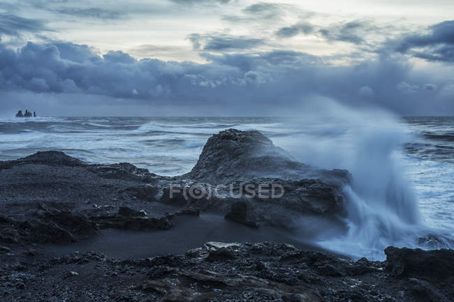 Des vagues énormes s'écrasent le long des côtes — Photo de stock