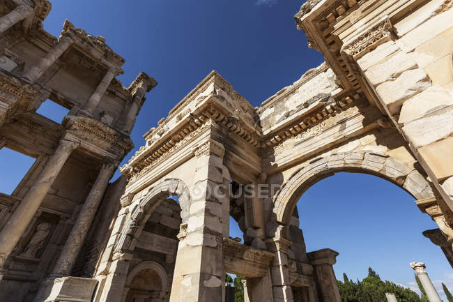 Ворота з Mazeus і Mythridates — стокове фото