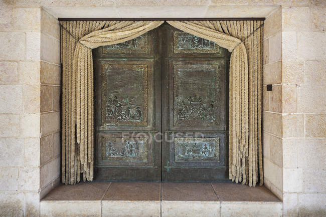 Portas duplas com fachada verde — Fotografia de Stock