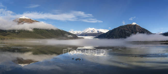Туманний ранок біля озера — стокове фото