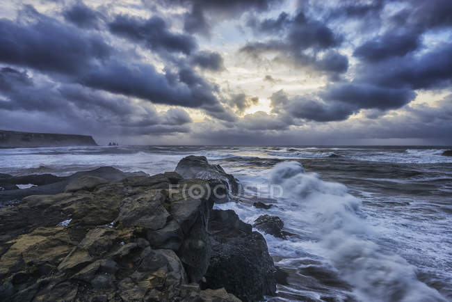 Wellen krachen an Küsten entlang — Stockfoto
