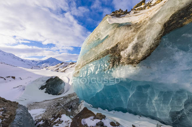 Grand morceau de glace de glacier exposée — Photo de stock