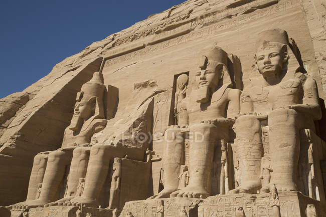 Колосси Рамзеса II в храме Солнца — стоковое фото