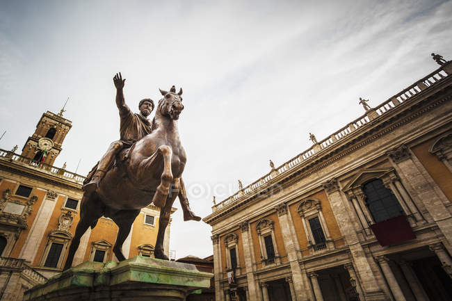 Statua di cavallo e cavaliere — Foto stock