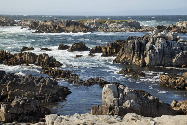 Rocas rugosas a lo largo de la costa - foto de stock