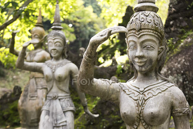 Буддийские статуи в саду — стоковое фото