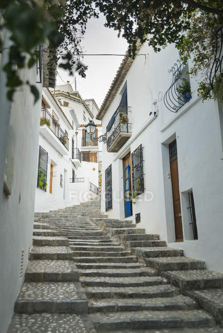 Stufen abschüssige Straße hinauf — Stockfoto