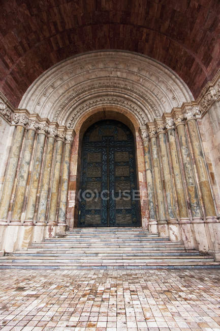 Neuromanischer Eingang der Kathedrale — Stockfoto