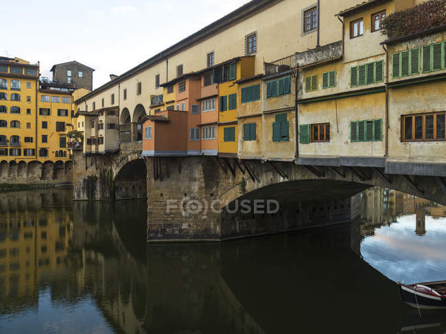 Edificios coloridos en Ponte Vecchio - foto de stock