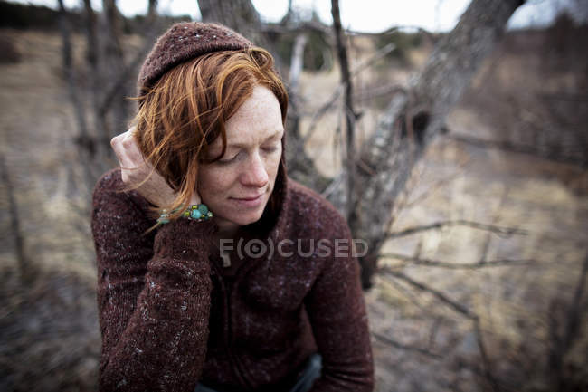 Retrato de uma mulher com cabelo vermelho olhando contemplativo — Fotografia de Stock