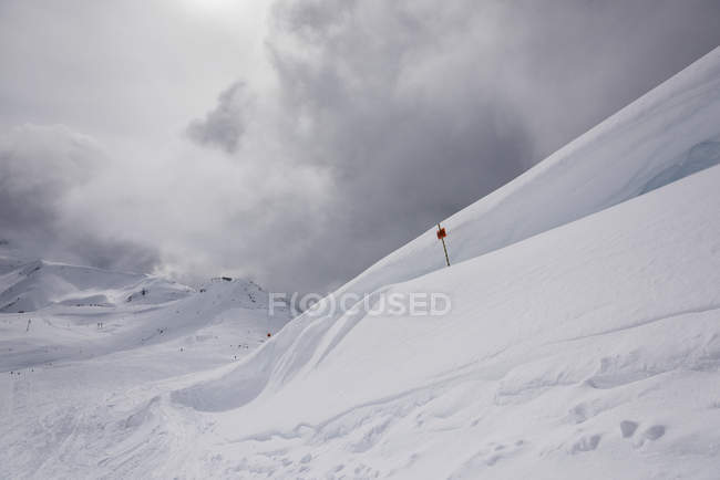 Дрейфующий снег на вершине горы — стоковое фото