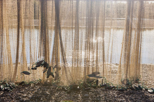 Rede de pesca pendurada para secar ao longo do rio Kobuk — Fotografia de Stock