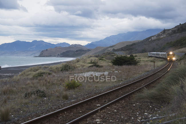 Приближается поезд с живописным морем — стоковое фото