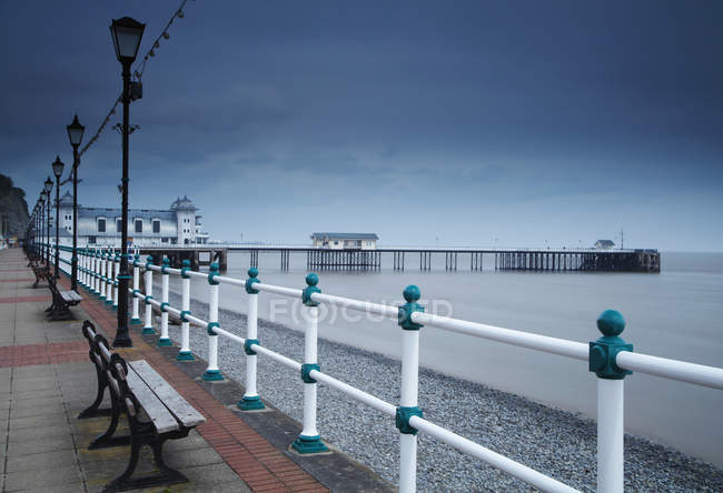Promenade and pier in Penarth town — Stock Photo