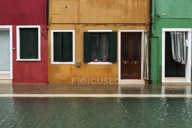 Colourful houses along canal — Stock Photo