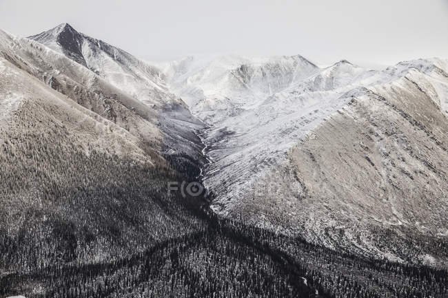 Vista aérea de las montañas Ogilvie - foto de stock